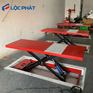 Nhiều bàn nâng xe máy đặt âm nền Lộc Phát được lắp đặt hoàn thiện trong không gian garage chuyên nghiệp.