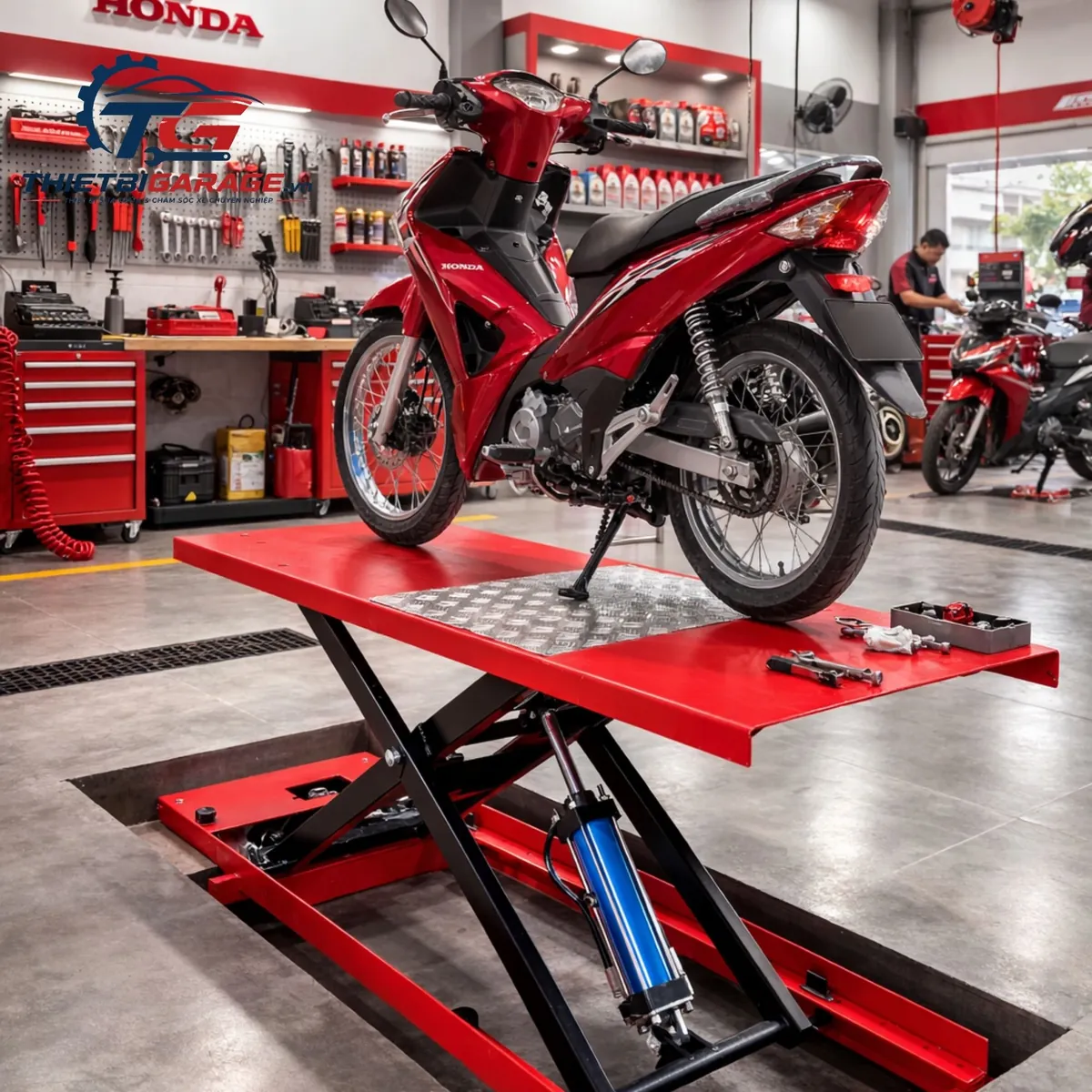 Nhiều bàn nâng xe máy đặt âm nền Lộc Phát BNAN-HY01 được lắp đặt tại các garage Honda, Yamaha.