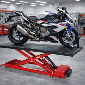 Hình ảnh thực tế bàn nâng xe mô tô Lộc Phát 500kg đang hoạt động tại garage Honda, nâng xe chuyên nghiệp.