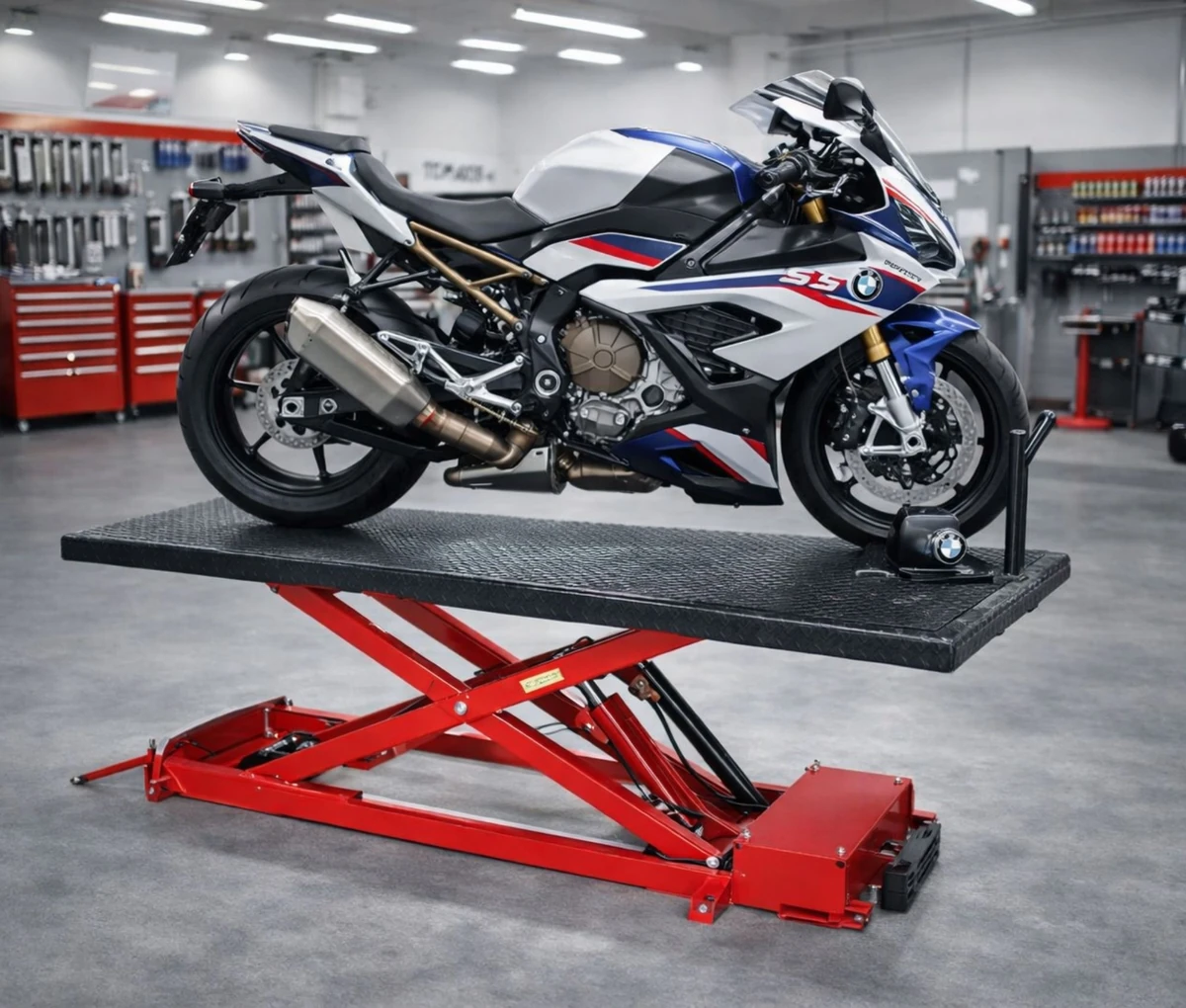 Hình ảnh thực tế bàn nâng xe mô tô Lộc Phát 500kg đang hoạt động tại garage Honda, nâng xe chuyên nghiệp.