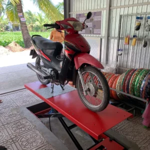 Nhiều bàn nâng xe máy đặt âm nền Lộc Phát BNAN-HY01 được lắp đặt thẳng hàng trong không gian garage.