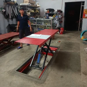 Bàn nâng xe máy đặt âm nền Lộc Phát BNAN-HY01, thiết kế âm sàn, tạo mặt phẳng khi không sử dụng.