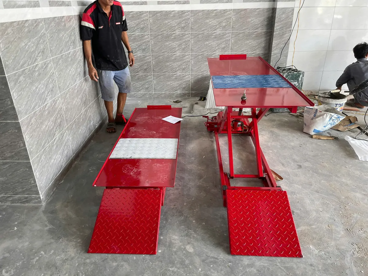 Toàn cảnh bàn nâng xe máy điện và cơ Lộc Phát BXMDC màu đỏ, thiết kế hiện đại, chắc chắn.