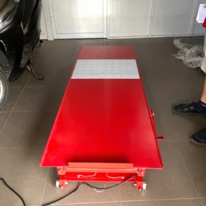 Mặt bàn nâng xe máy điện và cơ Lộc Phát BXMDC với thiết kế chống trượt, đảm bảo an toàn tuyệt đối khi nâng xe.
