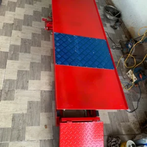 Bàn nâng xe máy điện và cơ Lộc Phát BXMDC hoạt động trong không gian garage thực tế, cho thấy sự phù hợp và chuyên nghiệp.