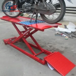 Hình ảnh thực tế bàn nâng xe máy Lộc Phát đang hoạt động tại garage, nâng xe máy để sửa chữa.