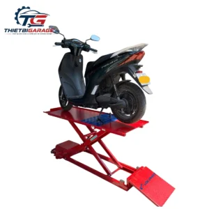 Bàn nâng xe máy điện và cơ Lộc Phát BXMDC đang nâng một chiếc xe máy điện, thể hiện khả năng tải trọng và tính ứng dụng thực tế.