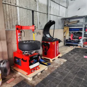 Máy tháo vỏ SunTek LP-900 và máy cân bằng lốp được bố trí gọn gàng trong garage.