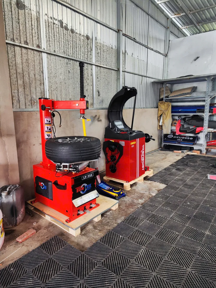 Máy tháo vỏ SunTek LP-900 tại garage Máy tháo vỏ SunTek LP-900 bố trí cùng máy cân bằng lốp trong garage