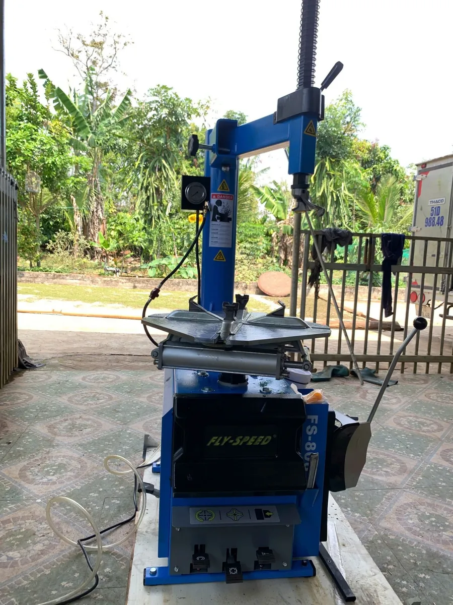 Cận cảnh bộ phận kẹp mâm của máy tháo lốp Fly Speed FS-808, với các chấu kẹp chắc chắn.