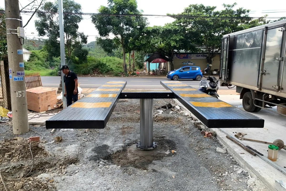 Bàn nâng chữ H cầu nâng 1 trụ AIRTEK, sản xuất tại Việt Nam, kích thước 4.4m x 2.1m.