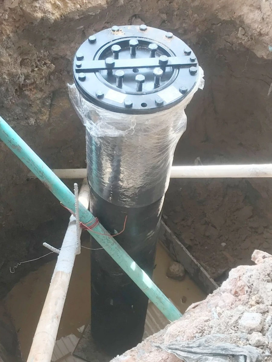 Bàn nâng cầu nâng 1 trụ AIRTEK được gia cố khung sườn, đảm bảo độ vững chắc và an toàn.