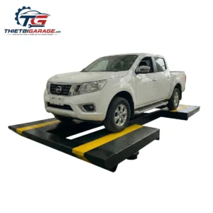 Cầu nâng 1 trụ AIRTEK-CB bàn giao, đang nâng thử tải xe bán tải thực tế tại garage uy tín.