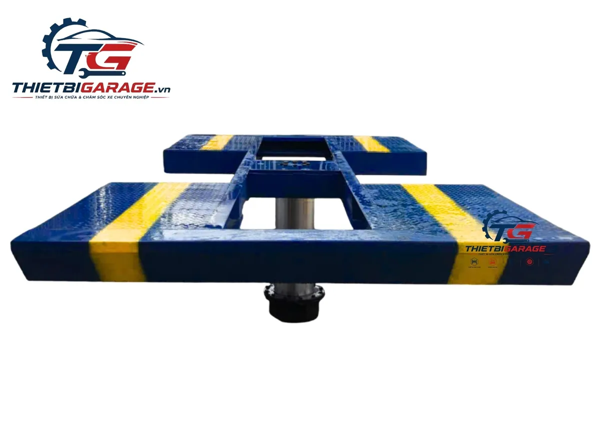 Cầu nâng 1 trụ AIRTEK-CB đang nâng xe thực tế tại garage, cho thấy khả năng nâng hạ ổn định.