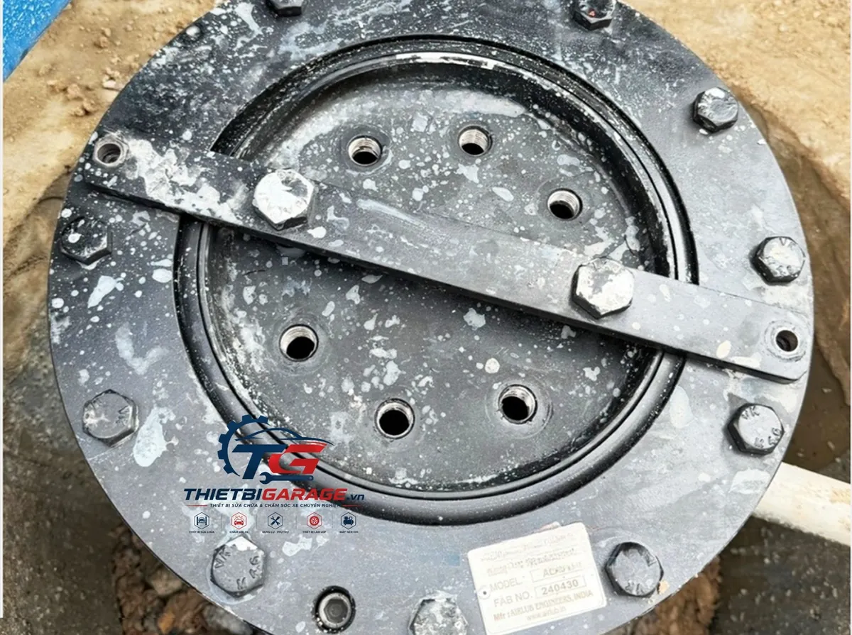 Cận cảnh ty ben cầu nâng 1 trụ AIRTEK-CB, chi tiết cấu tạo và vật liệu.