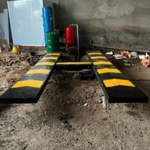 Cầu nâng 1 trụ âm nền AIRTEK đang được lắp đặt tại khu vực garage, chuẩn bị cho thi công chuyên nghiệp.