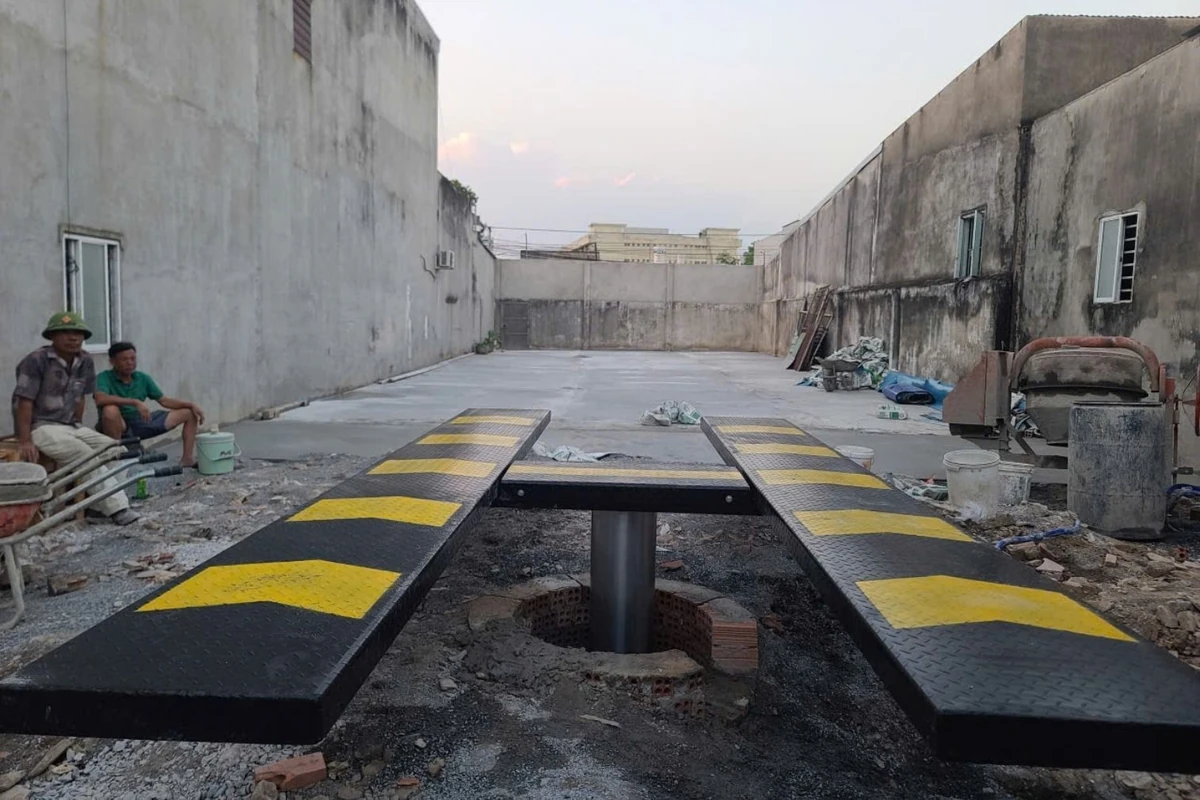 Cầu nâng 1 trụ AIRTEK đang hoạt động tại garage, nâng xe để tiến hành rửa xe chuyên nghiệp.