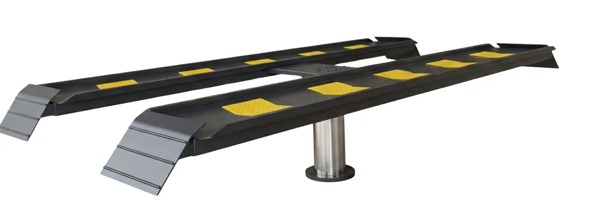 Cầu nâng 1 trụ Ấn Độ AIRTEK lắp nổi, mặt bàn chữ H, tải trọng 4 tấn, thiết kế tiết kiệm diện tích.