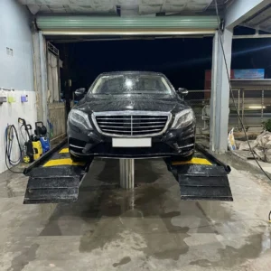 Cầu nâng 1 trụ Ấn Độ AIRTEK với mặt bàn chữ H, thiết kế lắp nổi, phù hợp cho garage.