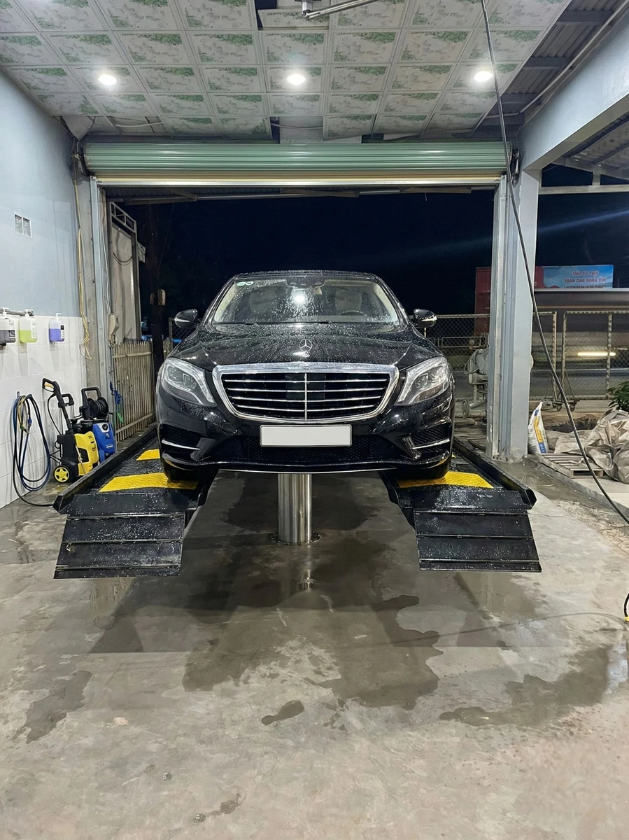 Cầu nâng 1 trụ Ấn Độ AIRTEK với mặt bàn chữ H, thiết kế lắp nổi, phù hợp cho garage.