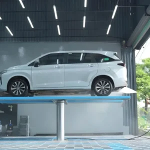 Cầu nâng 1 trụ âm nền AIRTEK đang trong giai đoạn thi công lắp đặt tại khu vực nền đất.