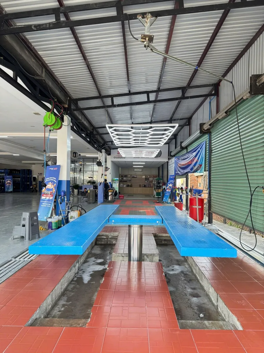 Cầu nâng 1 trụ âm nền AIRTEK, thiết kế âm nền hiện đại, tiết kiệm không gian cho garage.