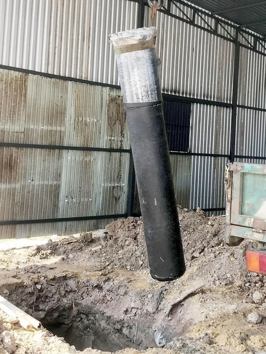 Ty ben cầu nâng 1 trụ âm nền AIRTEK được phủ sợi thủy tinh chống gỉ, chịu nước mặn tuyệt đối.