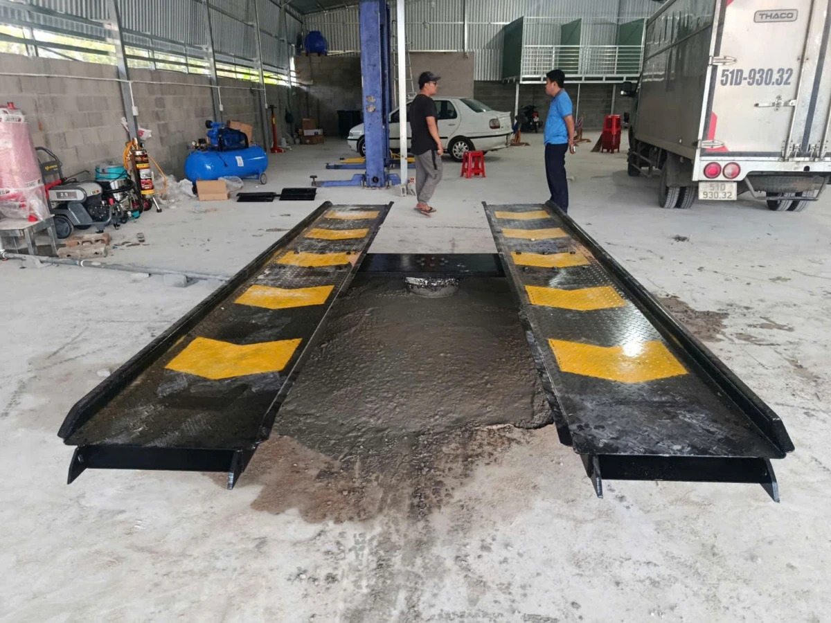 Cầu Nâng 1 Trụ Lắp Nổi Tiết Kiệm Diện Tích Cầu nâng 1 trụ lắp nổi AIRTEK, thiết kế tối ưu diện tích, phù hợp cho các garage nhỏ.