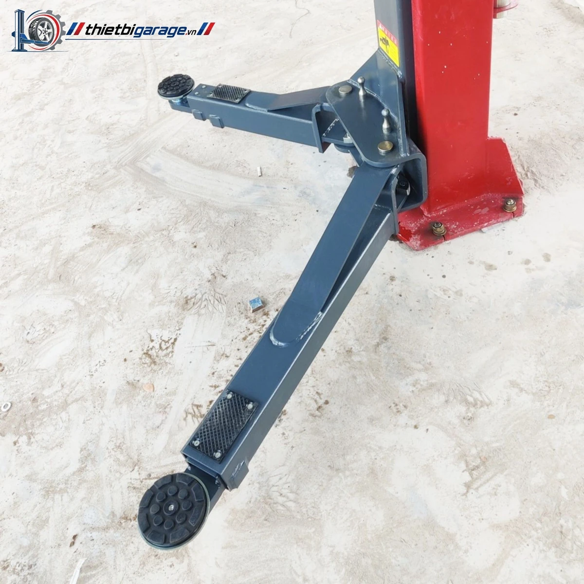 Tổng quan cầu nâng ô tô 2 trụ cổng trên Suntek-4000T, màu đỏ nổi bật.