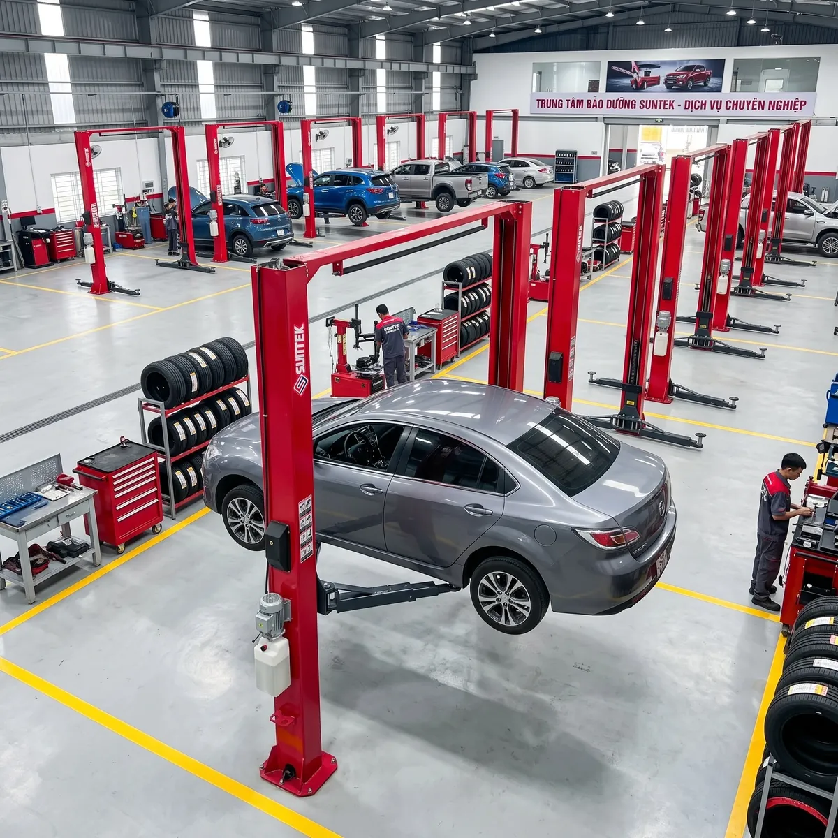 Cầu nâng ô tô 2 trụ Suntek-4000T đang nâng một chiếc xe sedan.