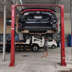 Cầu nâng ô tô 2 trụ Suntek-4000T đang nâng một chiếc xe SUV trong gara.