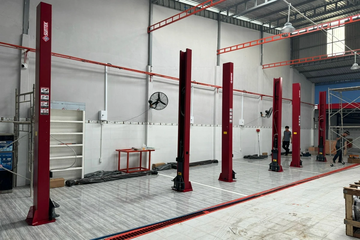 Trụ nâng Suntek 4000D Cận cảnh trụ nâng của cầu nâng ô tô 2 trụ Suntek 4000D.