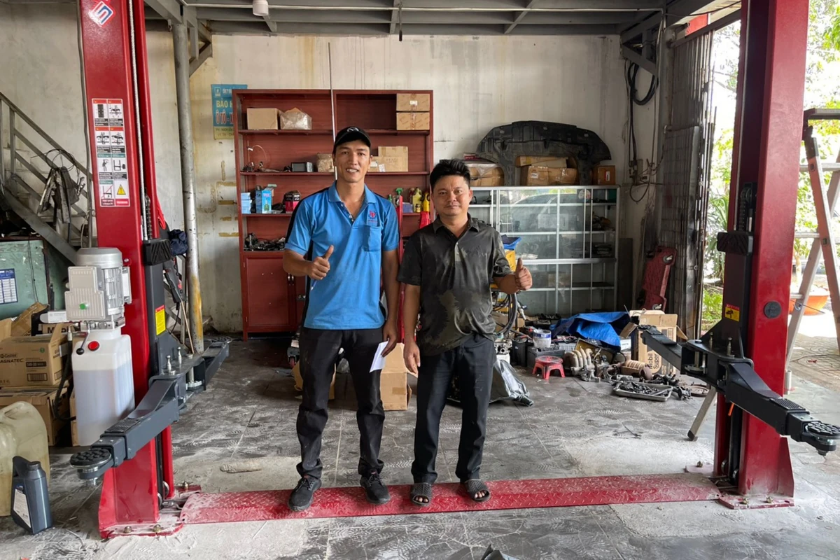 Suntek 4000D bền bỉ Cầu nâng ô tô 2 trụ Suntek 4000D, chi tiết thiết kế bền bỉ.
