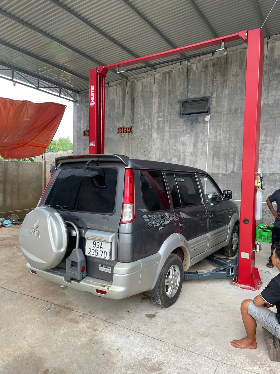 Cầu nâng 2 trụ công trên Suntek 4000T, nâng cao năng suất sửa chữa xe ô tô tại garage Bình Phước.