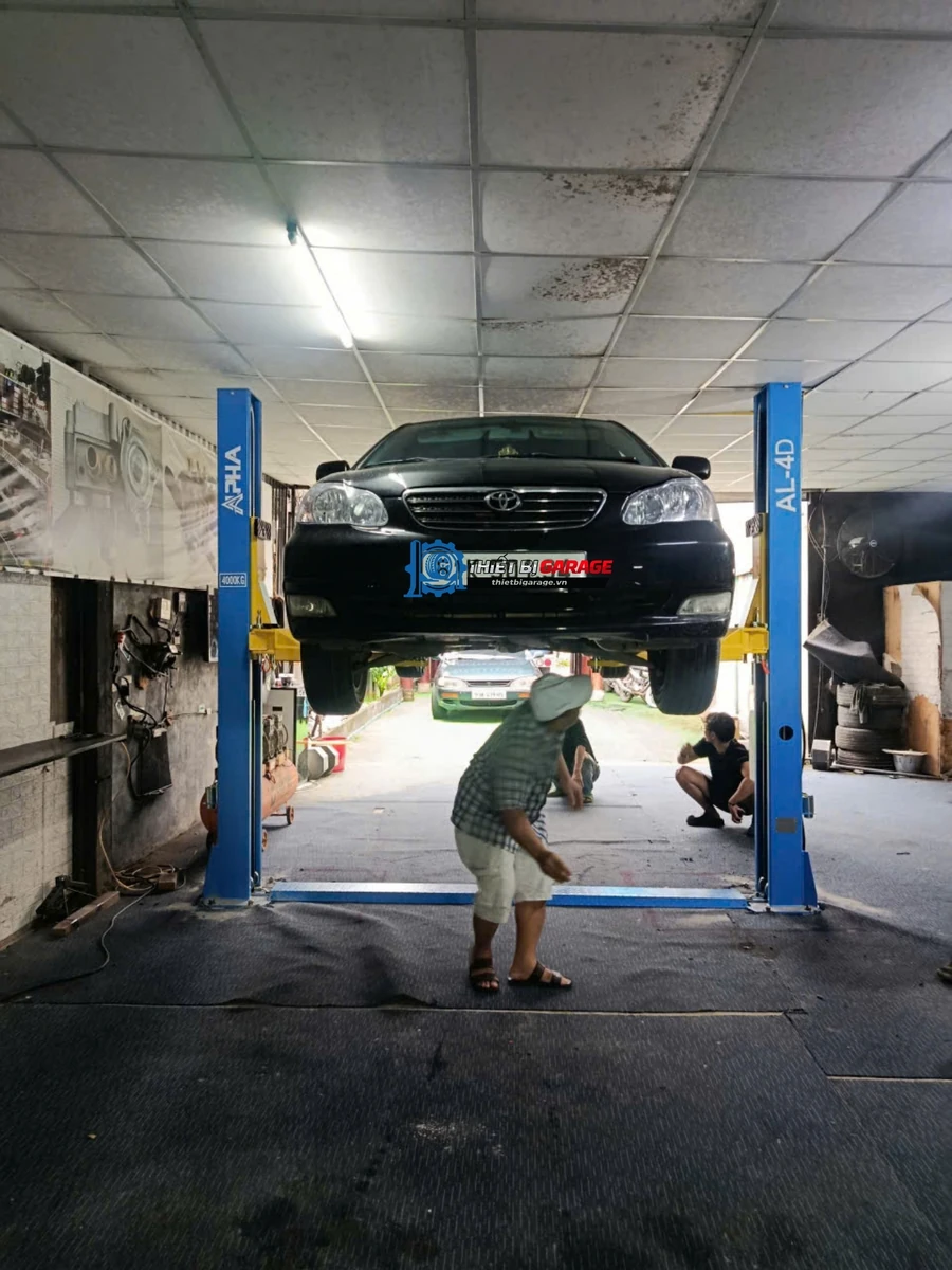 Cầu nâng ô tô 2 trụ Alpha AL-4D đang nâng một chiếc xe Toyota