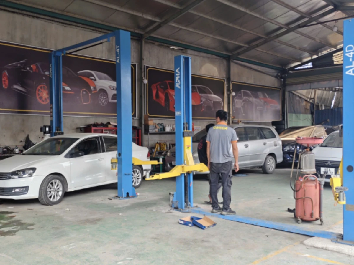 Cầu nâng ô tô 2 trụ Alpha AL-4D với thiết kế cổng dưới, dễ dàng cho xe ra vào.