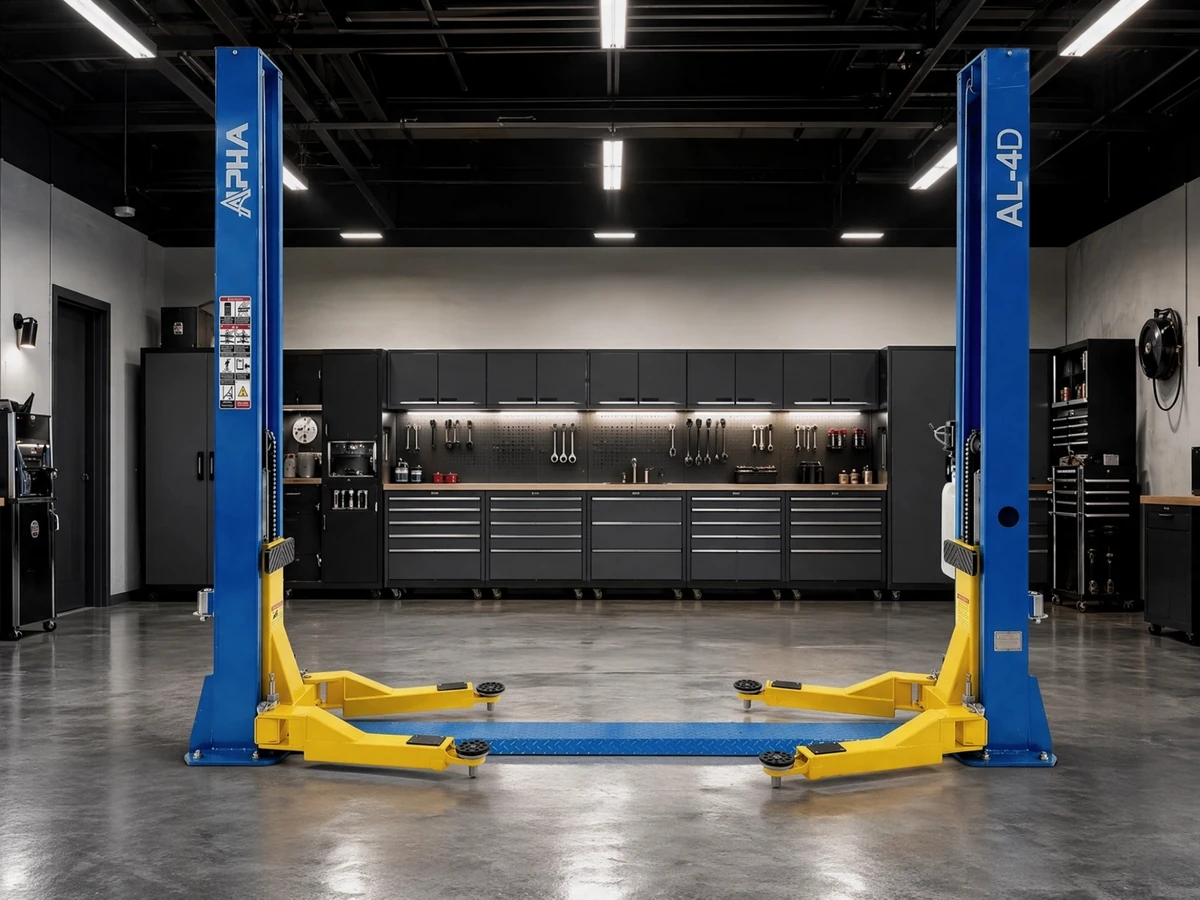 Cầu nâng ô tô 2 trụ Alpha AL-4D lắp đặt trong một xưởng sửa chữa xe.
