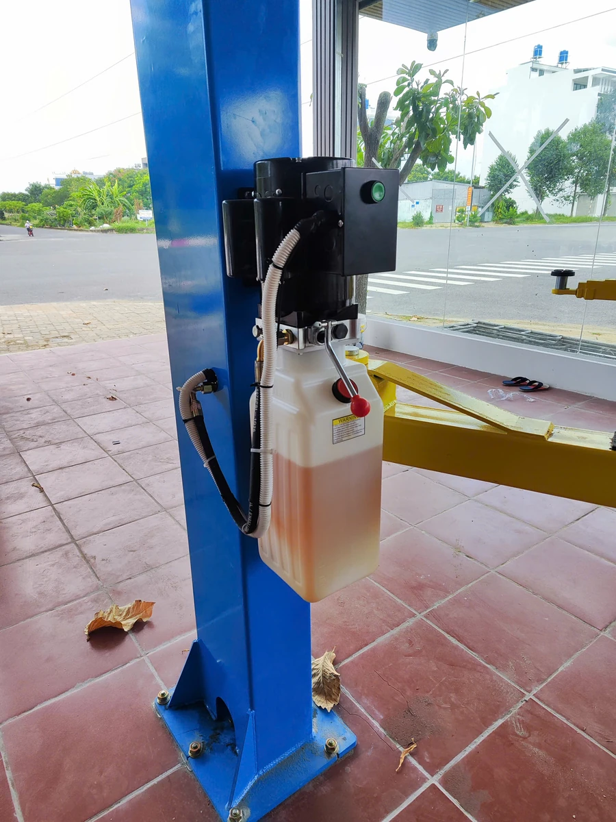 Chi tiết hệ thống thủy lực của cầu nâng ô tô 2 trụ Alpha, đảm bảo hoạt động mạnh mẽ và ổn định.