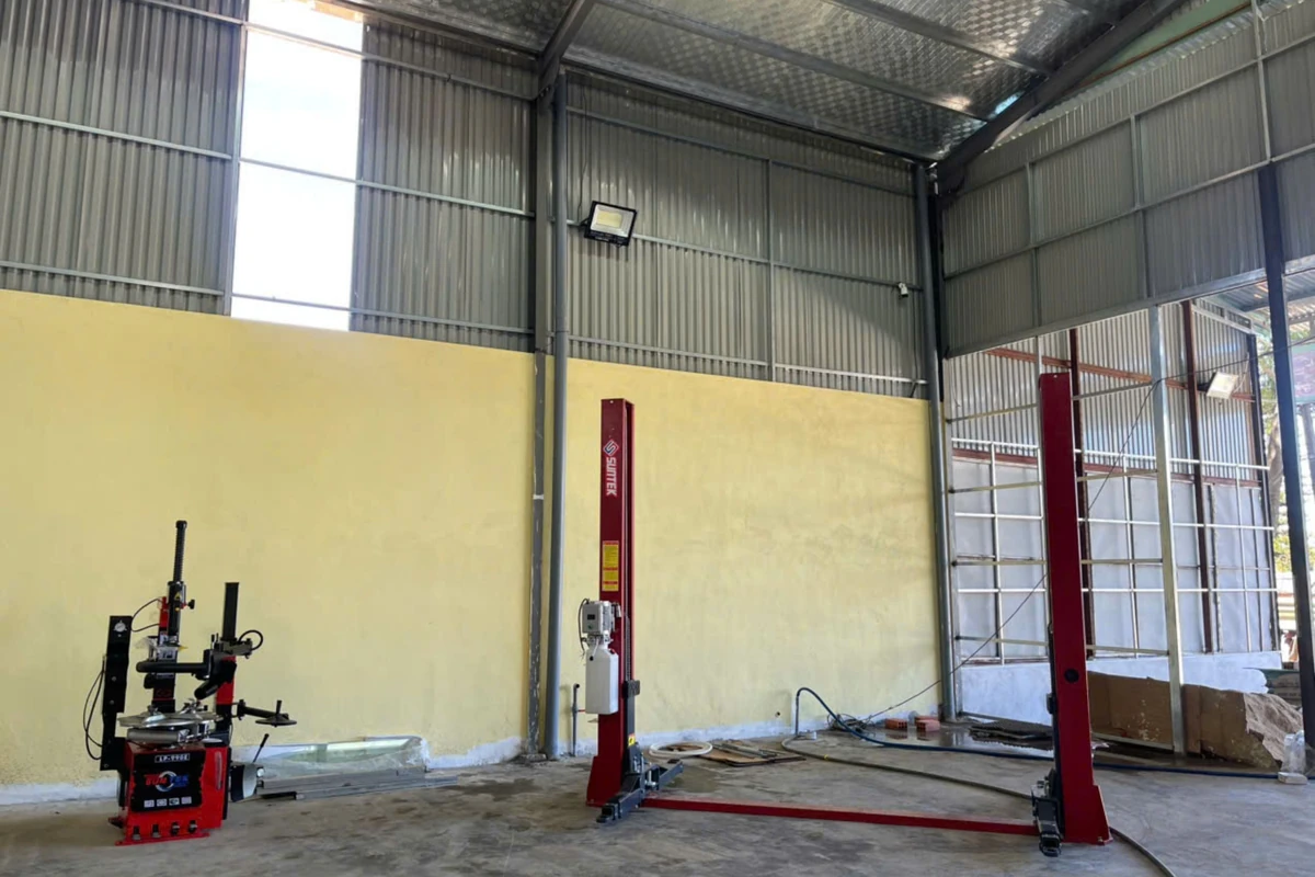 Động cơ 2.2kw Suntek 4000D Cận cảnh động cơ cầu nâng ô tô 2 trụ Suntek 4000D, công suất 2.2kw.