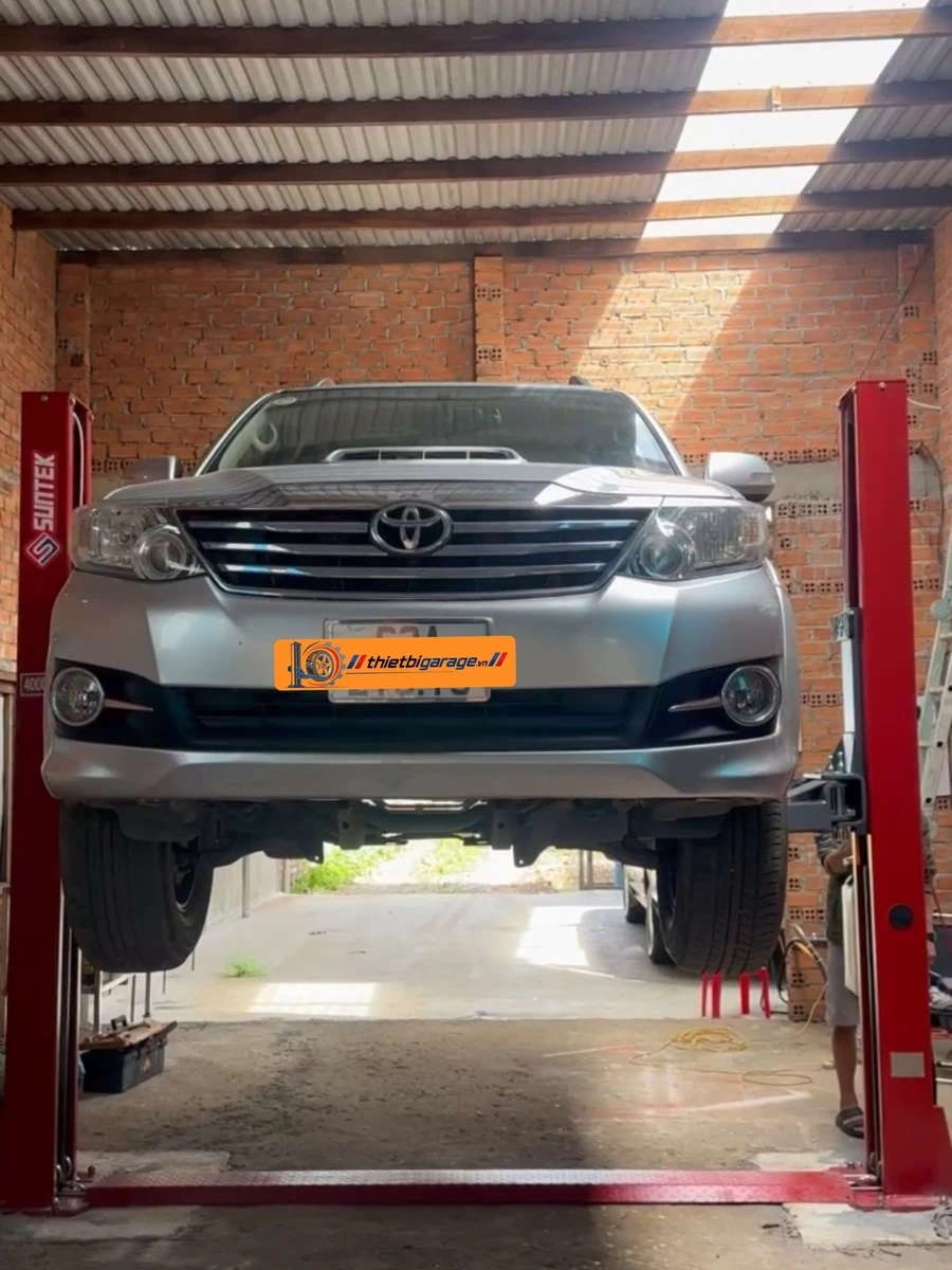 Suntek 4000D lắp đặt thực tế Cầu nâng ô tô 2 trụ Suntek-4000D được lắp đặt thực tế trong một gara.