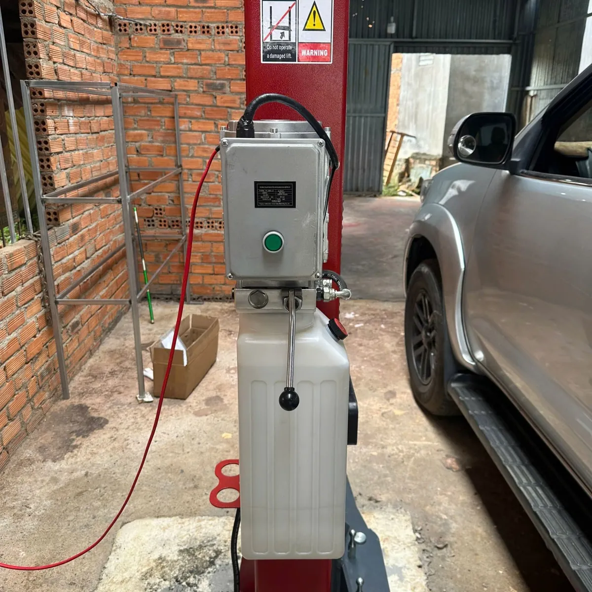 Suntek 4000D màu đỏ Cầu nâng ô tô 2 trụ Suntek 4000D màu đỏ, chi tiết trụ nâng.