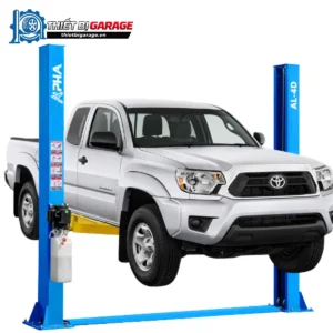 Cầu nâng ô tô 2 trụ Alpha AL-4D đang nâng một chiếc xe bán tải màu trắng.