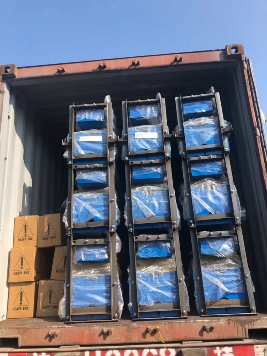 Cầu nâng ô tô 2 trụ Alpha AL-4D được đóng gói trong container để vận chuyển.