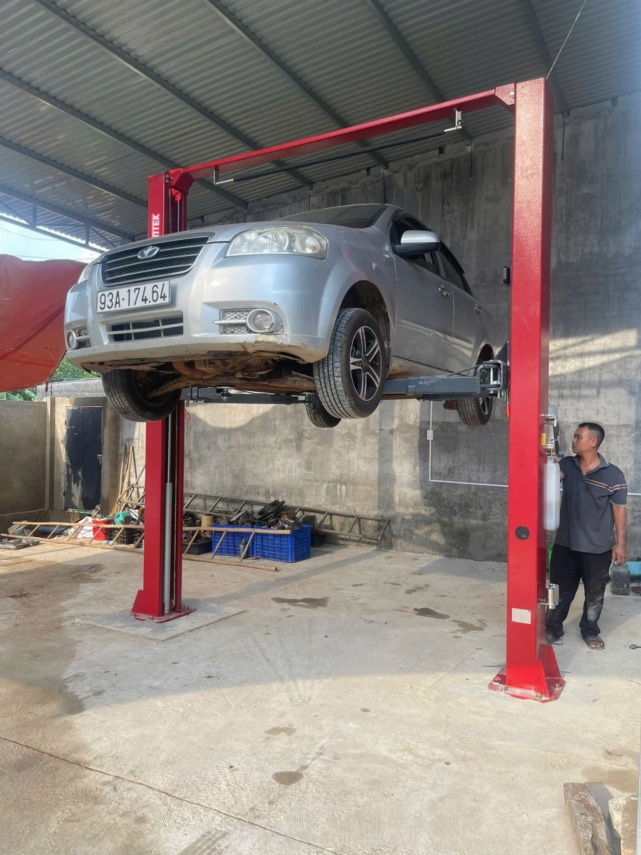 Cầu nâng ô tô 2 trụ cổng trên Suntek-4000T, tải trọng 4000kg, màu đỏ.