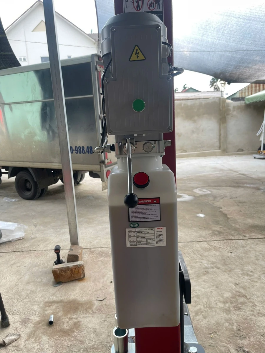 Cận cảnh chi tiết bộ phận thủy lực và động cơ của cầu nâng ô tô 2 trụ Suntek-4000T.