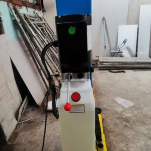 Cầu nâng ô tô 2 trụ Alpha AL-5T đang hoạt động trong một gara sửa chữa xe hơi hiện đại.