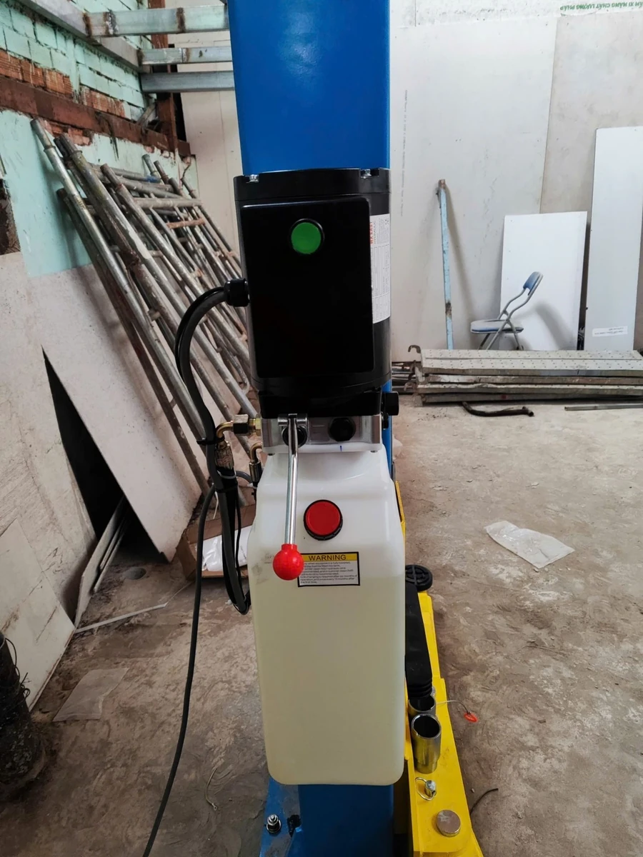 Cầu nâng Alpha AL-5T trong gara Cầu nâng ô tô Alpha AL-5T trong gara sửa chữa.