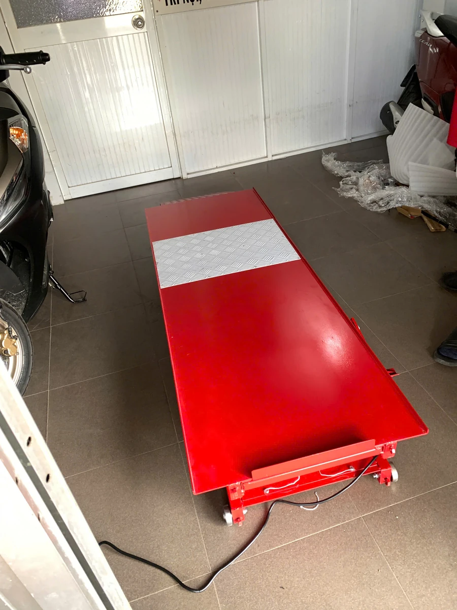 Bộ điều khiển của bàn nâng xe máy điện và cơ Lộc Phát BXMDC, thiết kế đơn giản, dễ sử dụng.