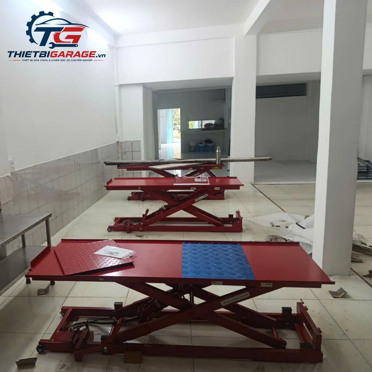 Cận cảnh bộ phận nâng hạ của bàn nâng xe máy điện và cơ Lộc Phát BXMDC, thể hiện cấu tạo cơ khí chính xác.