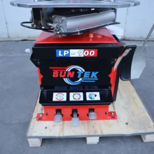 Cận cảnh cần ép talong của máy tháo vỏ SunTek LP-900, hỗ trợ ép chặt lốp vào mâm.
